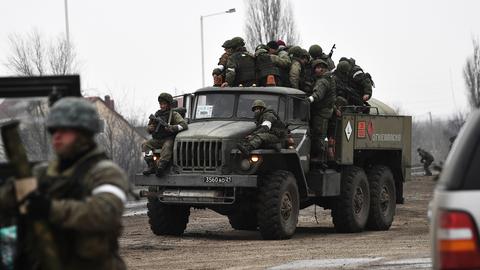 Russische Soldaten sitzen auf einem Militärlastwagen (Archivbild: Februar  2022) (picture alliance/dpa/Sputnik)