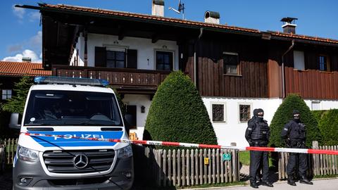 Maskierte Polizisten stehen bei einer Razzia vor einem Haus des russischen Oligarchen Usmanow, 21.09.2022 (dpa)