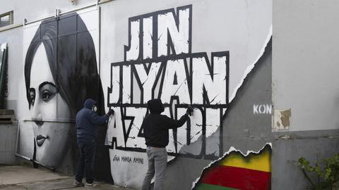 Künstler arbeiten in Frankfurt am Main an der Fertigstellung eines Wandgemäldes für die im Iran zu Tode gekommene Mahsa Amini. (dpa)