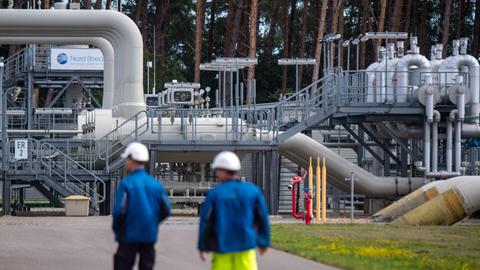 Rohrsysteme und Absperrvorrichtungen in der Gasempfangsstation der Ostseepipeline Nord Stream 1  (dpa)