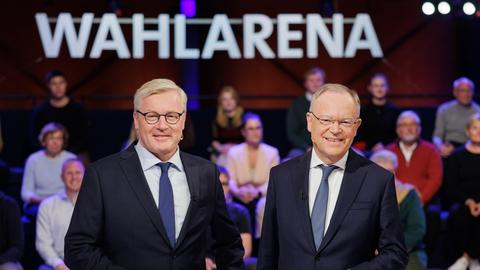 Niedersachsens Wirtschaftsminister Bernd Althusmann (CDU, l) und Niedersachsens Ministerpräsident Stephan Weil (SPD) stehen vor Beginn des TV-Duell zur Landtagswahl in Niedersachsen im NDR Studio in Hildesheim.  ()