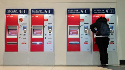 Eine Frau an einem Ticket-Automaten der Deutschen Bundesbahn. (picture alliance/dpa)