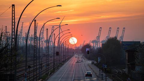 Sonnenuntergang im Hamburger Hafen  (picture alliance/dpa)
