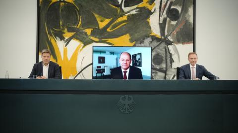 Robert Habeck, Olaf Scholz und Christian Lindner auf einer Pressekonferenz. (dpa)