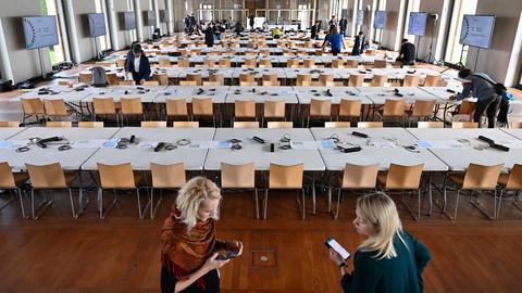 Letzte Vorbereitungen für das Gründungstreffen der "Europäischen Politischen Gemeinschaft" in Prag. (picture alliance/dpa/CTK)