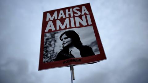 Ein Plakat zeigt ein Schwarz-Weiß-Foto der ums Leben gekommenen iranischen Kurdin Mahsa Amini. (AP)