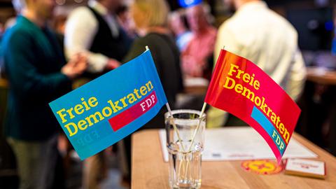Zwei Fähnchen mit der Aufschrift "Freie Demokraten FDP" stehen bei der Wahlparty der FDP zur Landtagswahl in Niedersachsen in einem Glas auf einem Tisch. (dpa)