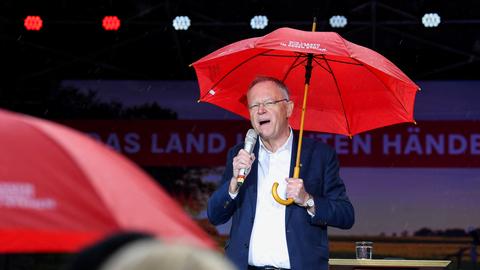 SPD-Wahlkämpfer Weil in Hannover. (REUTERS)