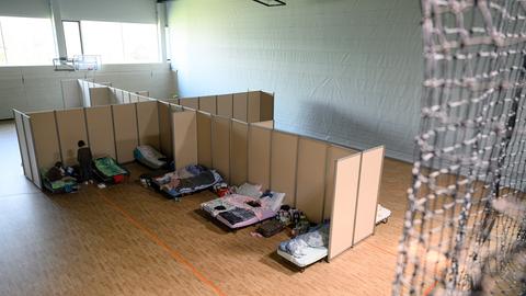 Blick in eine Turnhalle, die derzeit als Notunterkunft für geflüchtete Menschen aus der Ukraine genutzt wird. (dpa) 