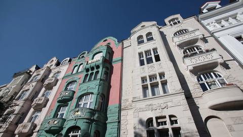 Die Fassaden von Wohnhäusern in der Kölner Südstadt (dpa)