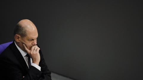 Kanzler Scholz im Bundestag (AP)