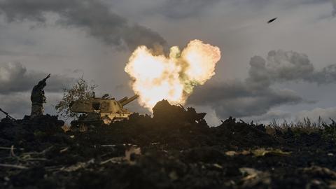 Ukrainische Artillerie feuert in der Nähe von Bachmut, Region Donezk, Ukraine (dpa)