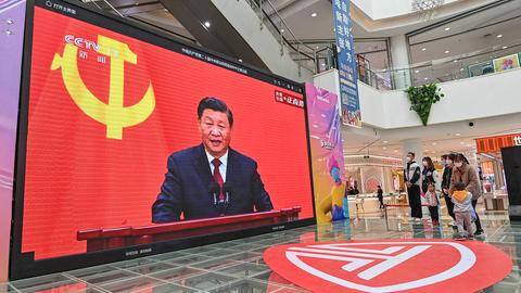 Xi Jinping auf einem Monitor in einem Einkaufszentrum in Qingzhou, China (AFP)