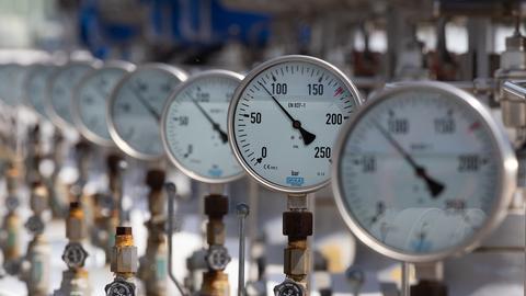 Gasleitungen mit Absperrventilen und Druckanzeigern führen in einen Erdgasspeicher der Ungarischen Gasspeicher Gesellschaft. (dpa)