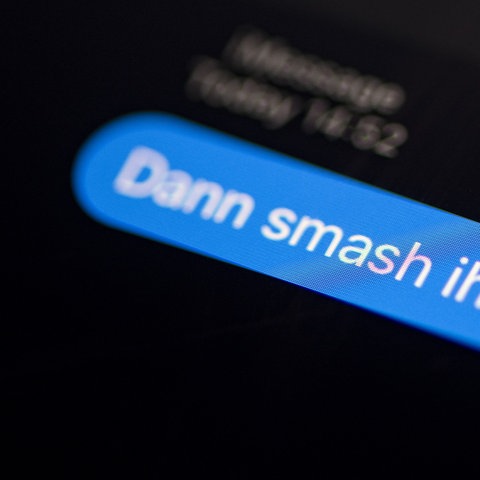 Das Wort "smash" steht auf dem Bildschirm eines Smartphones. (dpa)