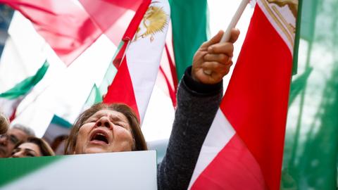Demonstranten in Brüssel zeigen sich mit den Protesten im Iran solidarisch. (EPA)