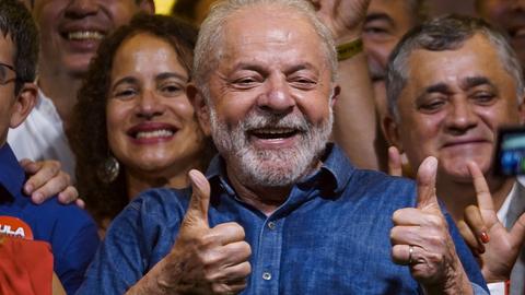 Wahlgewinner Lula mit Anhängern (dpa)