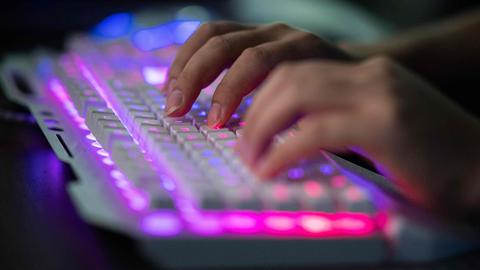 Zwei Hände liegen auf einer Computer-Tastatur. (AFP)