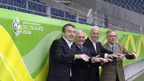 Das damalige Präsidium des OK für WM 2006 (l-r): Wolfgang Niersbach, Theo Zwanziger, Franz Beckenbauer und Horst R. Schmidt. (Kunz/Fotoagentur Kunz/dpa)
