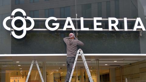 Ein Arbeiter montiert das neue Firmenschild Galeria an die Fassade des Kaufhaus Galeria Kaufhof, Frankfurt/Main (picture alliance / Presse- und W)