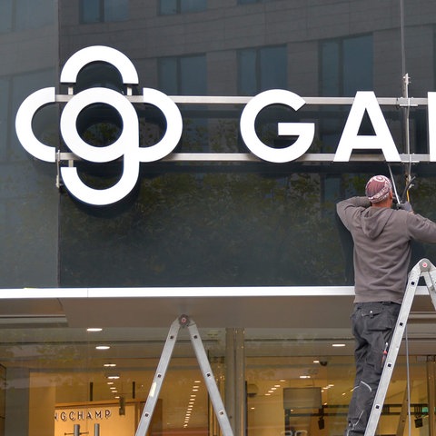 Ein Arbeiter montiert das neue Firmenschild Galeria an die Fassade des Kaufhaus Galeria Kaufhof, Frankfurt/Main (picture alliance / Presse- und W)