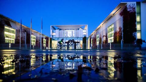 Das Bundeskanzleramt am Morgen in Berlin. (dpa)