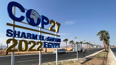 Ein Schild mit COP27 in Scharm el Scheich (REUTERS)