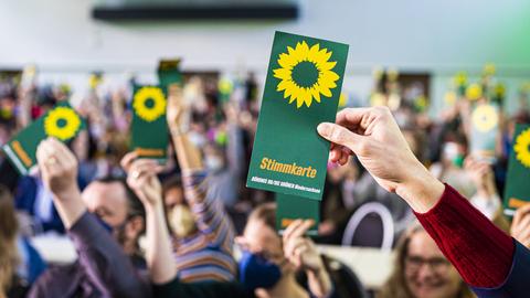 Delegierte stimmen beim Landesparteitag von Bündnis 90/Die Grünen Niedersachsen am 6.11.22 über den Koalitionsvertrag mit der SPD ab.  (dpa)
