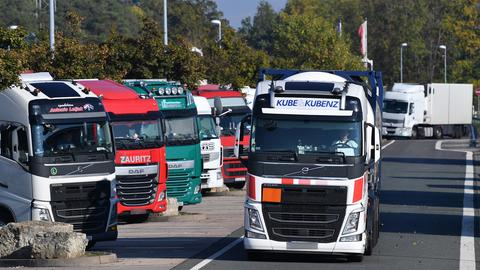 Lkw stehen auf dem Parkplatz der Raststätte Eichelborn-Nord an der BAB 4 zwischen Weimar und Erfurt (dpa)