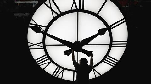 Ein Techniker bewegt die Uhrzeiger einer 500 kg schweren Uhr mit einem Durchmesser von mehr als 3,5 Metern, USA (dpa)