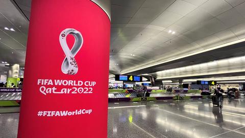 Ein Werbeplakat für die Fußball-WM 2022 in Katar hängt im Flughafen von Doha. (REUTERS)