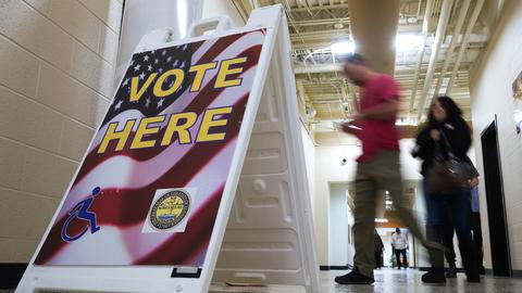 In Nolensville (US-Bundesstaat Tennessee) betreten Wähler ein Wahllokal (dpa)