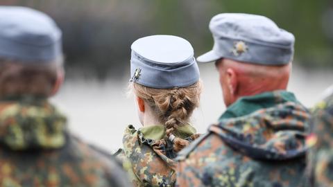 Drei Reservisten der Bundeswehr stehen mit dem Rücken zur Kamera. (picture alliance/dpa)