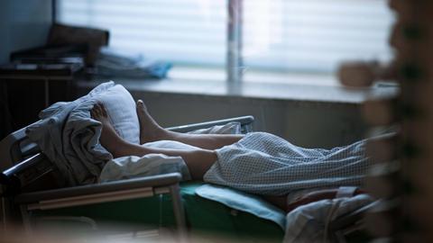  Ein Patient liegt in einem Zimmer auf einer Corona-Intensivstation (dpa)