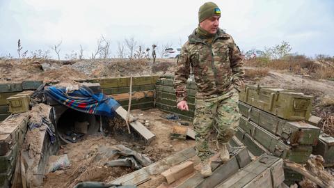Ein ukrainischer Soldat begutachtet einen ehemaligen russischen Graben in der Oblast Cherson. (dpa)