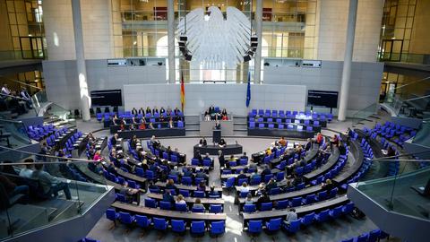 Christian Lindner (FDP), Bundesminister der Finanzen, spricht bei einer Plenarsitzung im Deutschen Bundestag. (dpa)