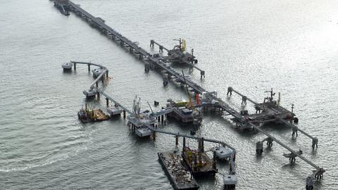 Der LNG-Anleger aus der Luft. ()