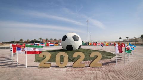 Fußball und Flaggen in Katar (dpa)