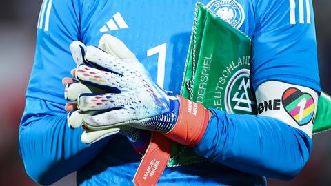 Kapitän Manuel Neuer trägt die Kapitänsbinde mit der Aufschrift "One Love". (dpa)