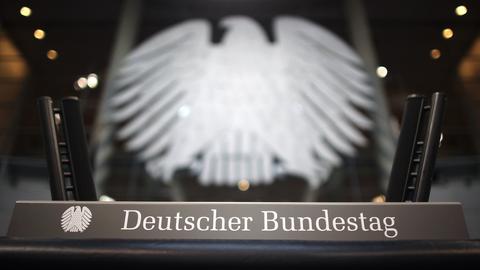 Das Rednerpult im Plenarsaal des Deutschen Bundestags in Berlin ist vor dem Bundesadler zu sehen. (picture alliance / dpa)