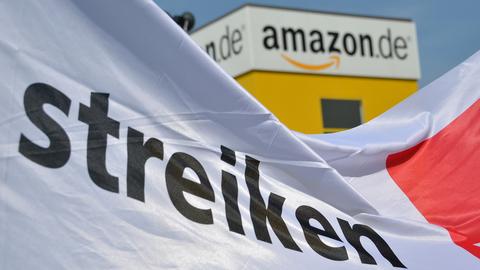 Seit Jahren streiten Verdi und Amazon über die Einführung eines Tarifvertrags. (dpa)