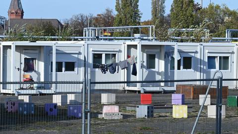 Die Container am Columbiadamm auf dem Tempelhofer Feld sind Unterkünfte für Geflüchtete. (picture alliance/dpa)