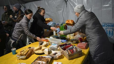 Menschen an einer Essensausgabestelle in Kiew (AP)