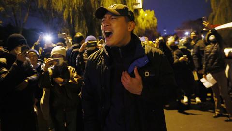 Ein Mann bei einem Protest in China gegen die Null-Covid-Politik des Landes. (EPA)