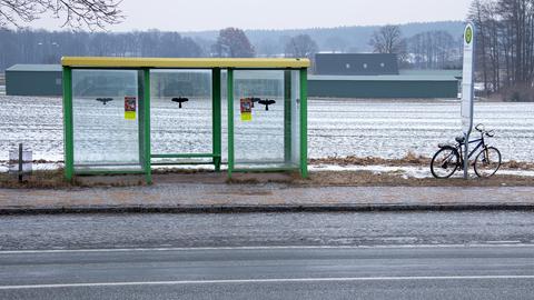Ein Fahrrad steht an einer leeren Bushaltestelle bei Lützow, Mecklenburg-Vorpommern. (picture alliance / Jens Büttner)