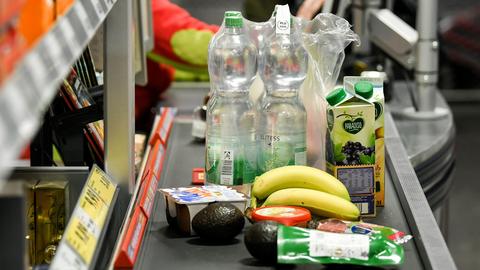 Lebensmittel liegen auf dem Band an einer Kasse in einem Supermarkt. (dpa)