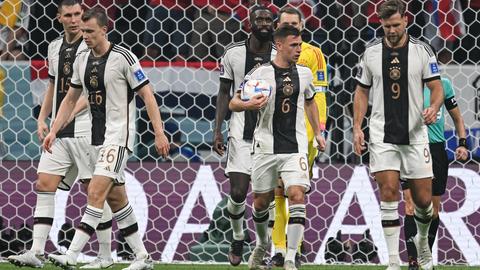 Niklas Süle (l-r), Lukas Klostermann, Antonio Rüdiger, Joshua Kimmich, Torwart Manuel Neuer und Niclas Füllkrug. (dpa)