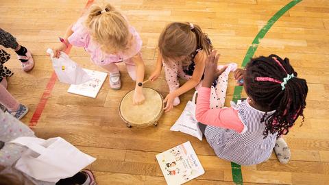 Mädchen spielen in der Turnhalle einer Kita. (dpa)