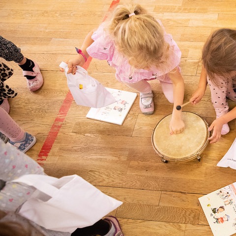 Mädchen spielen in der Turnhalle einer Kita. (dpa)