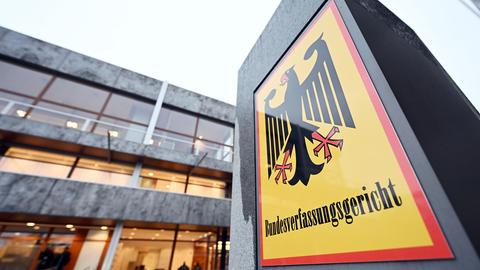 Ein Hinweisschild mit Bundesadler und dem Schriftzug "Bundesverfassungsgericht". (dpa)